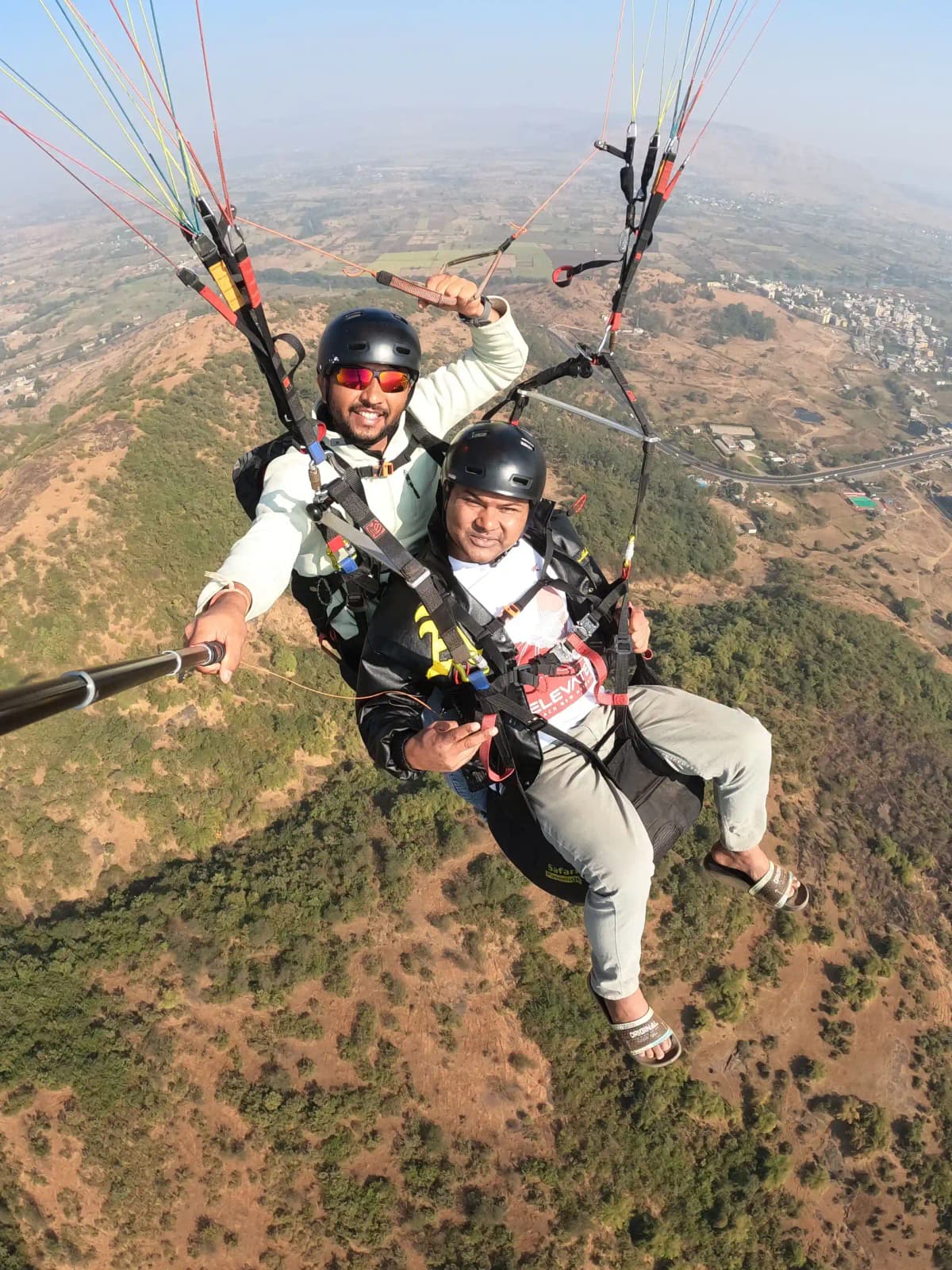 Safe landing of a tandem paraglider in the fields